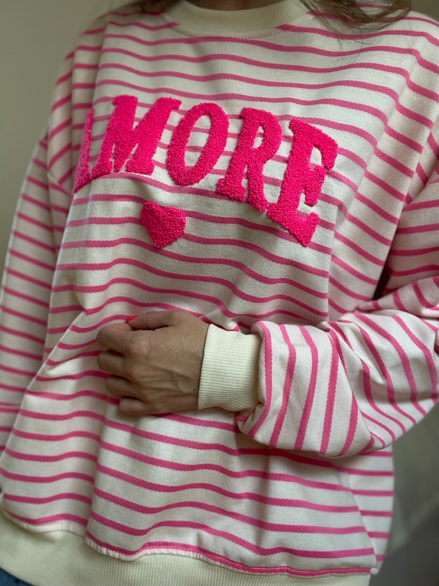 AMORE | Sweat de riscas com coração bordado