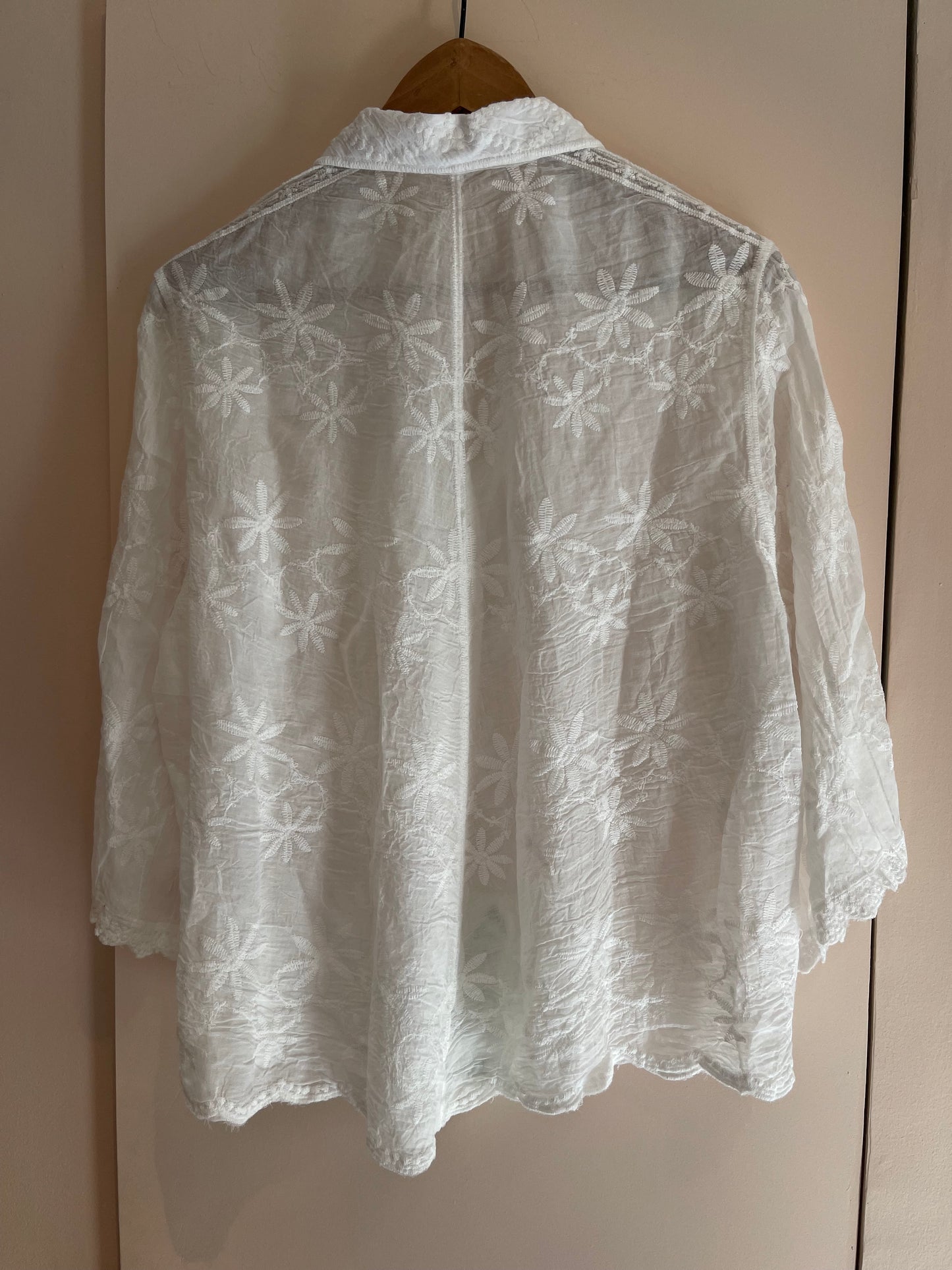 BLANCHE | Camisa branca com flores bordadas