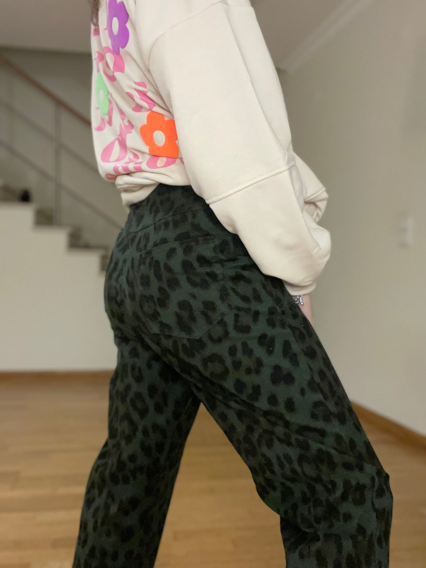 WILD | Calças estampado leopardo com bolsos