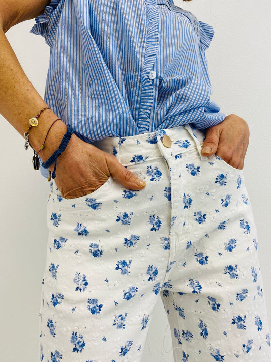 SPRING BLOSSOM | Jeans com flores bordadas