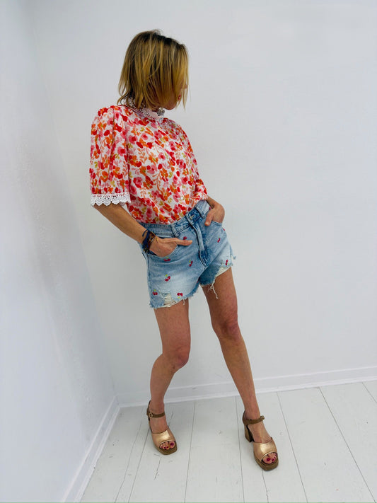CHERRY LOVE | Shorts em ganga com cerejas bordadas