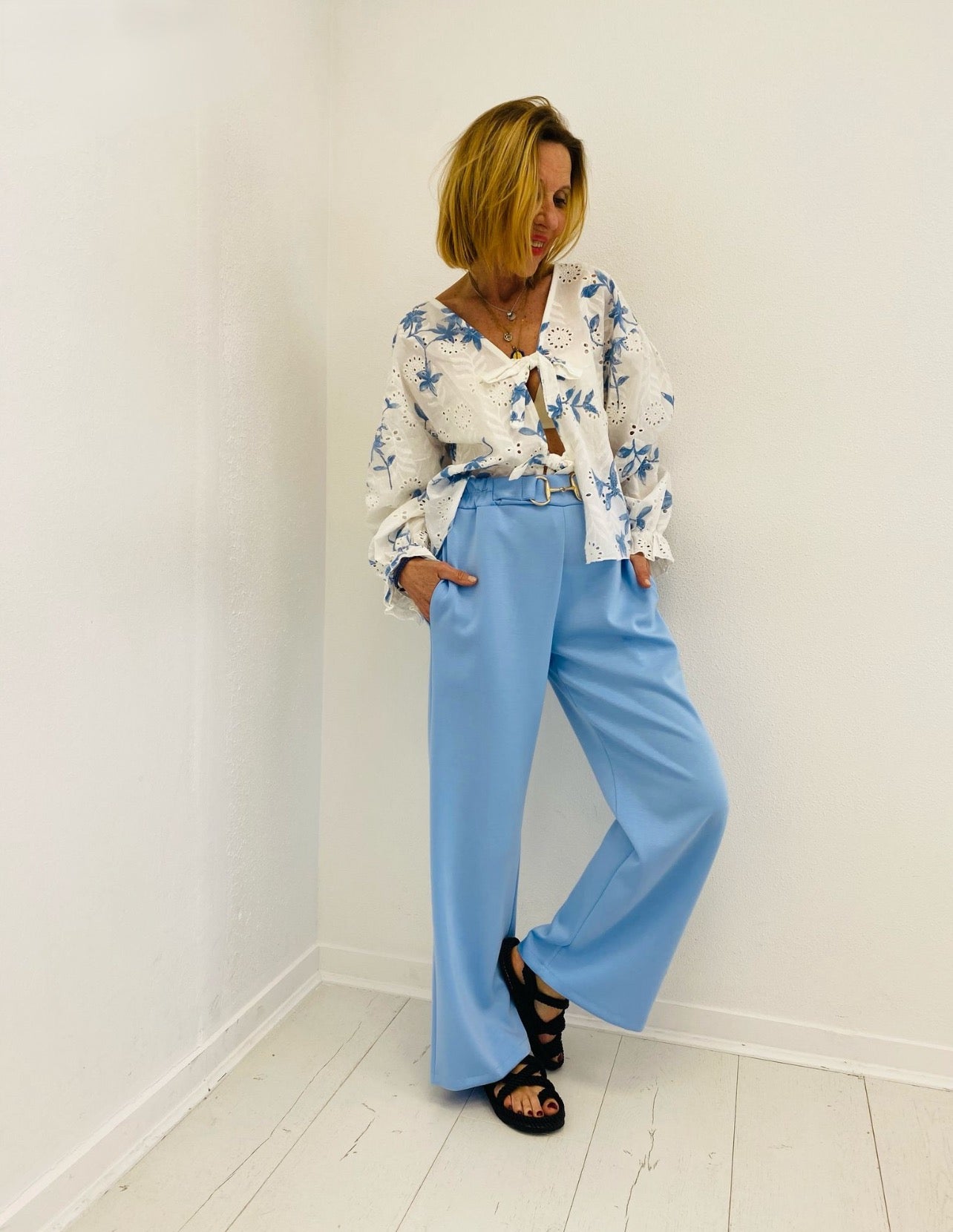 LÁ VIE | Blusa com atilhos e estampado floral