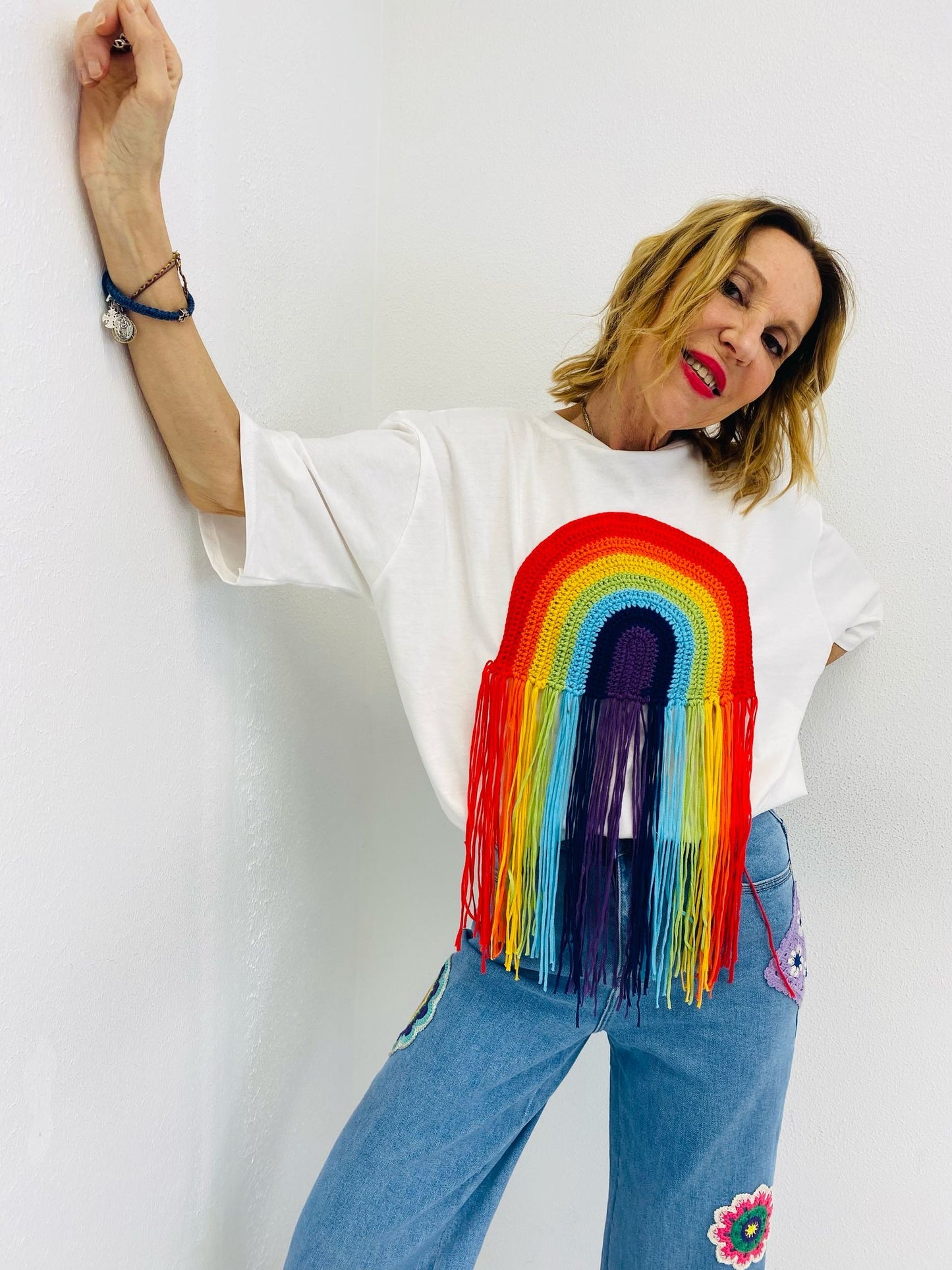 RAINBOW VIBES | T-shirt com arco-íris em croché