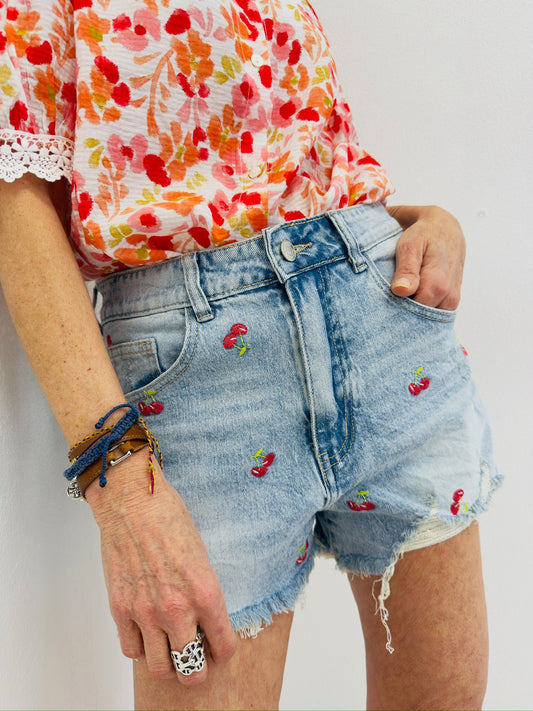 CHERRY LOVE | Shorts em ganga com cerejas bordadas