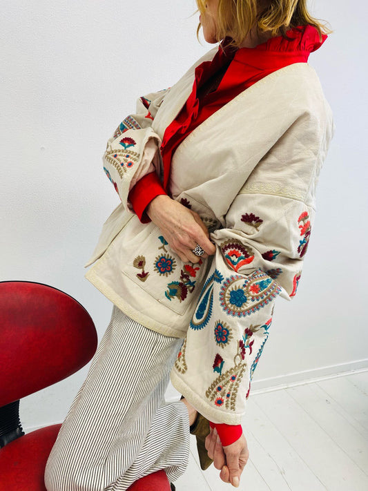 ESSÊNCIA | Casaco com bordados coloridos