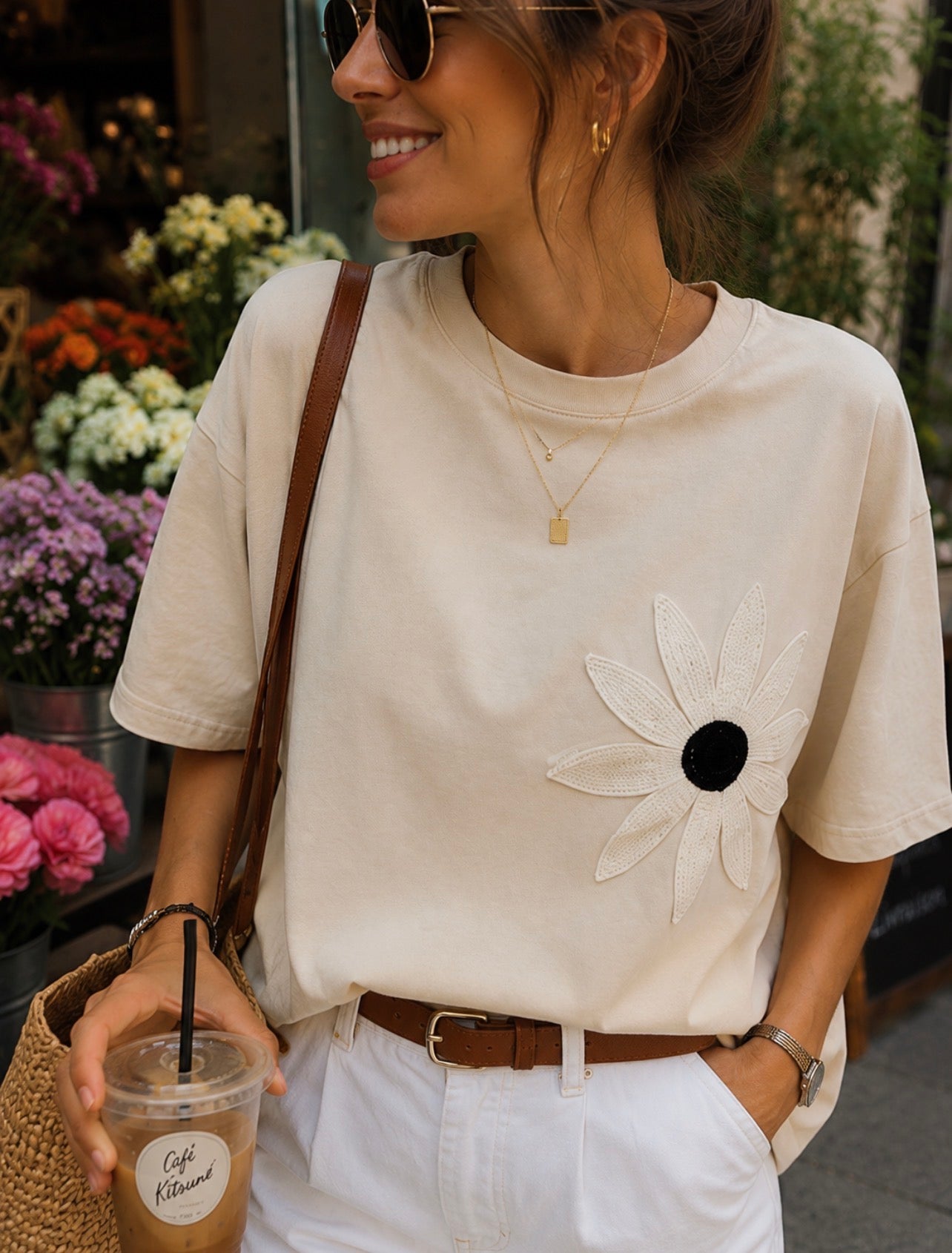 LÓTUS | T-shirt com flor aplicada