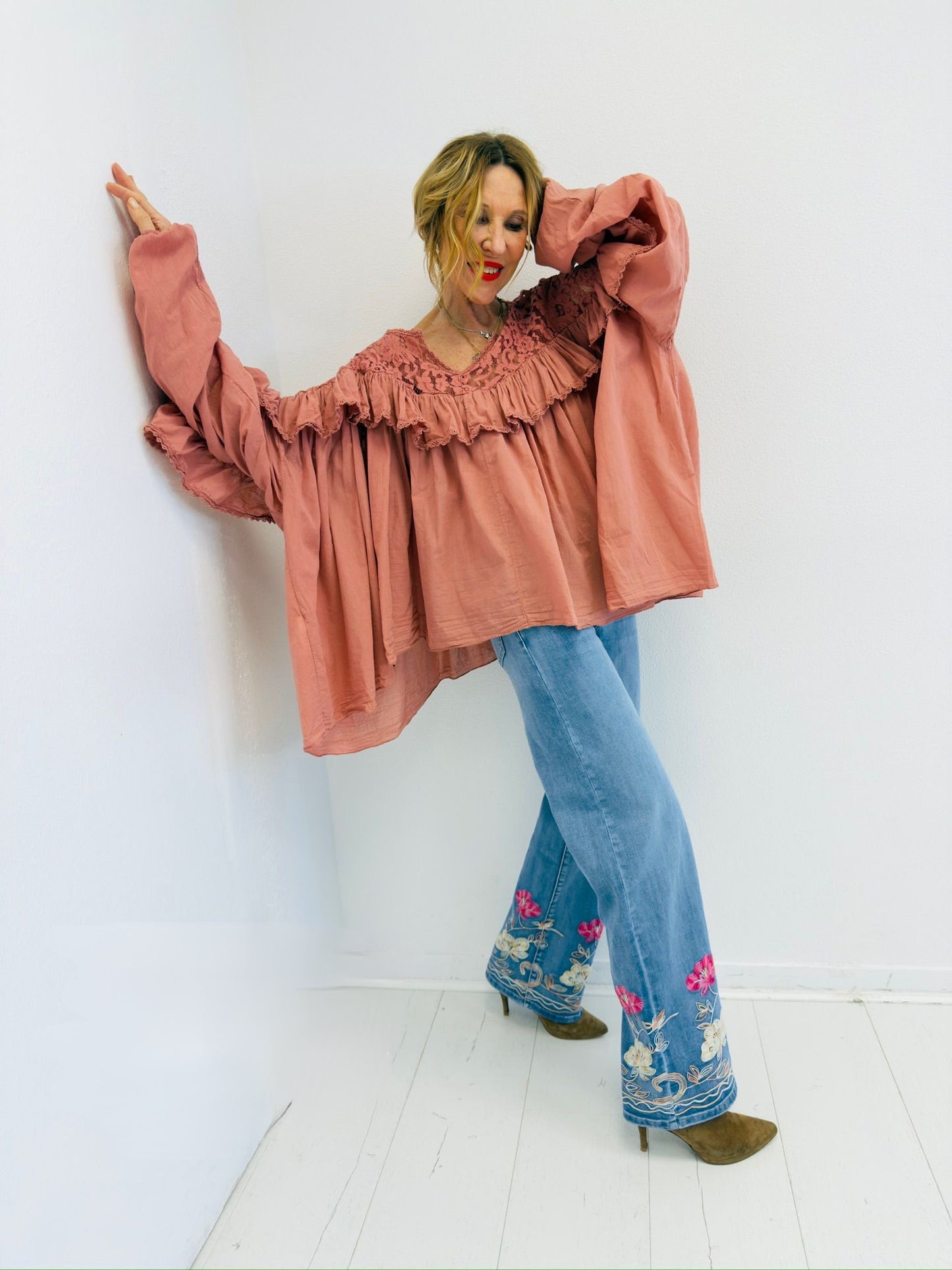 ROMY | Jeans com flores bordadas