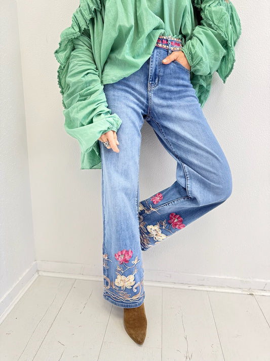 ROMY | Jeans com flores bordadas