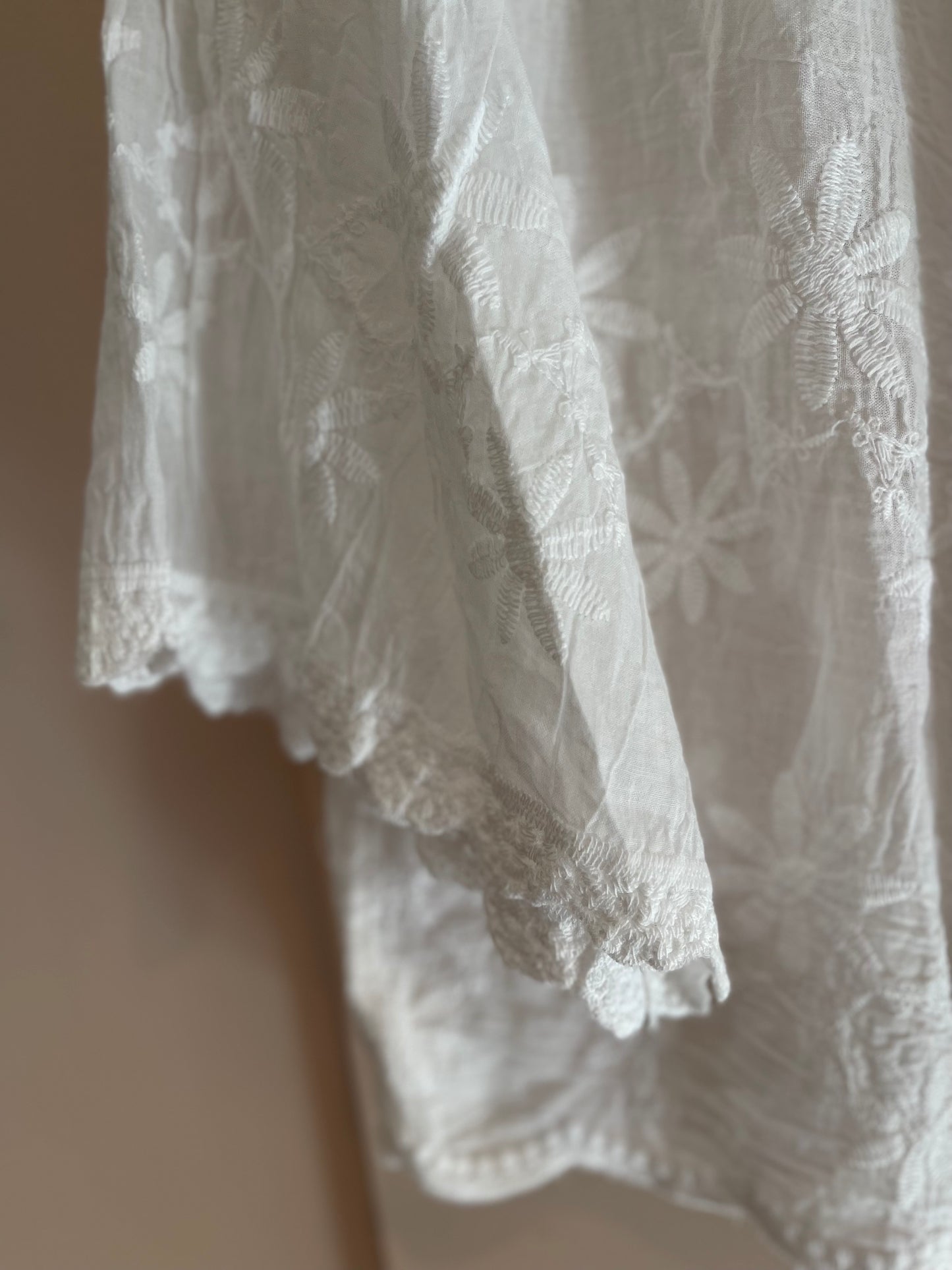 BLANCHE | Camisa branca com flores bordadas