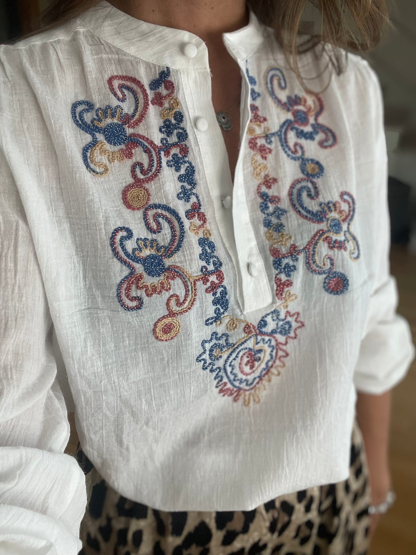 JOANNE| Camisa com bordados coloridos