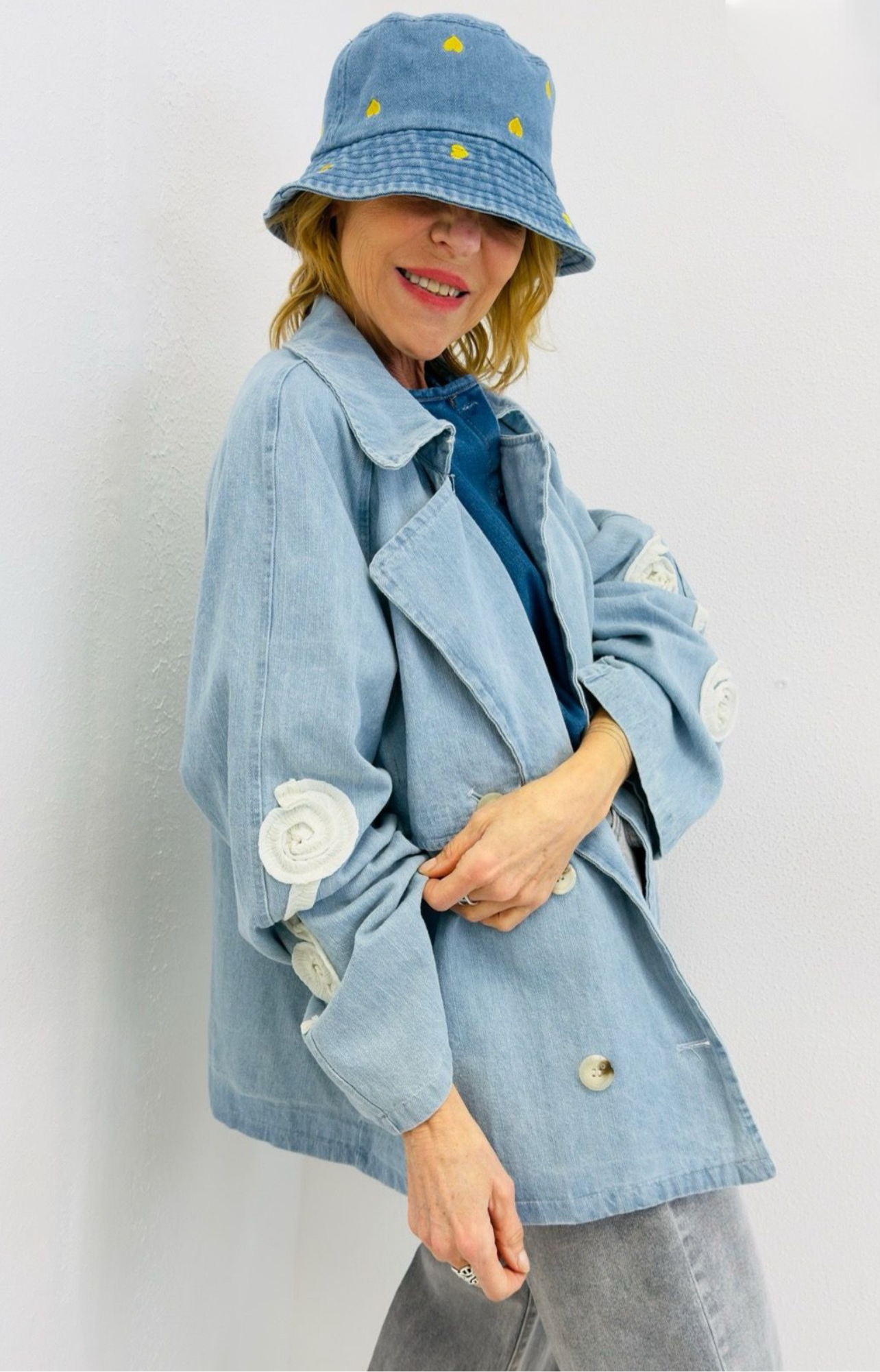 YELLOW HEART | Chapéu em ganga com corações bordados