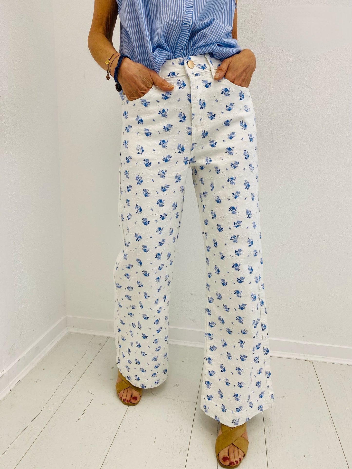 SPRING BLOSSOM | Jeans com flores bordadas