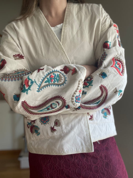 ESSÊNCIA | Casaco com bordados coloridos