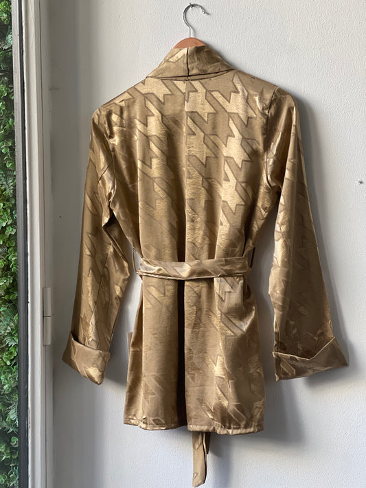 BRILLOS Dorado | Conjunto de raso con estrellas estampadas.