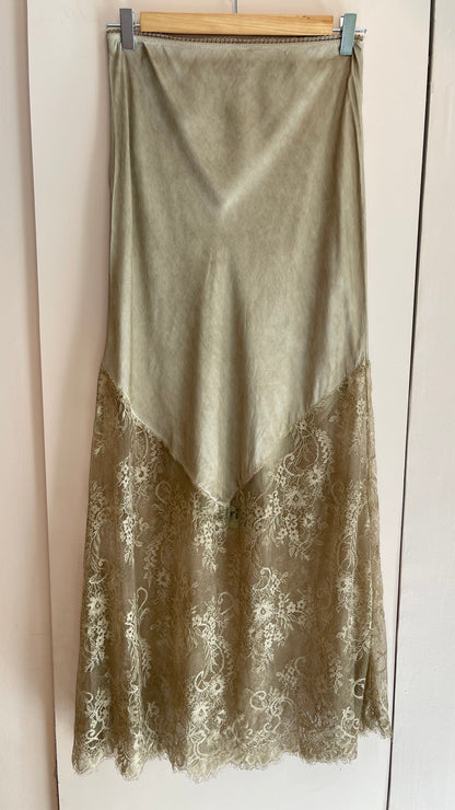 ROSÁLIA | Satin skirt with lace