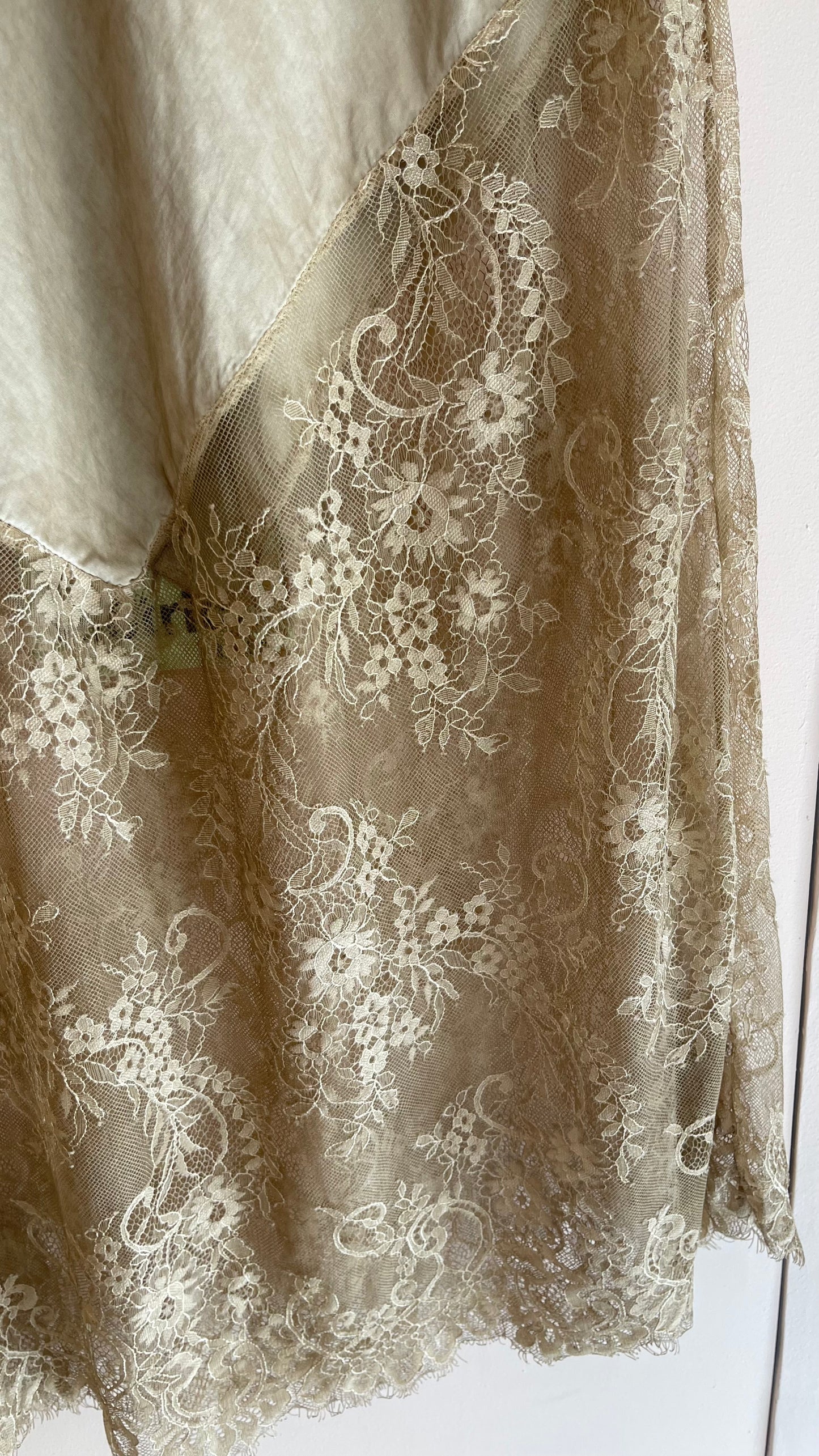 ROSÁLIA | Satin skirt with lace