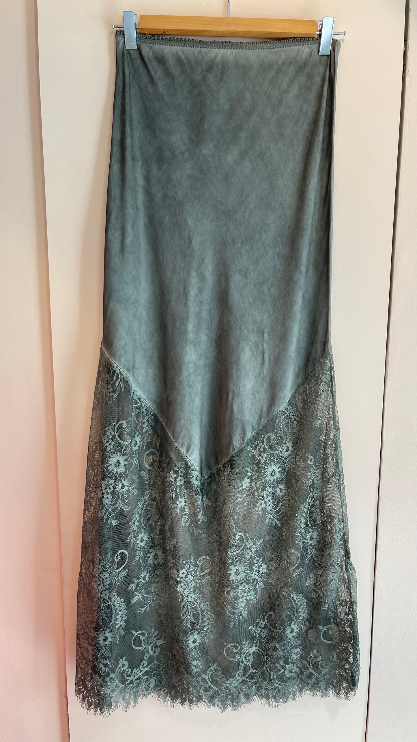 ROSÁLIA | Satin skirt with lace
