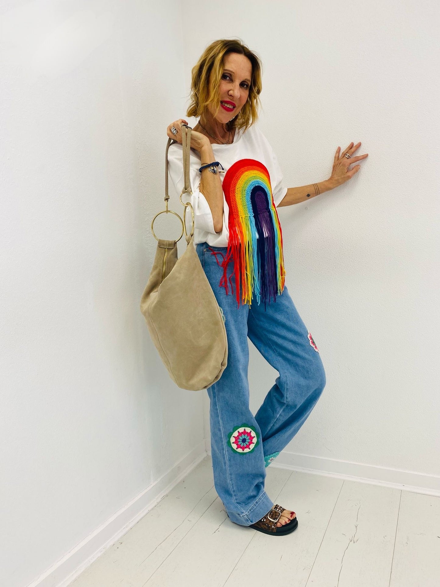 RAINBOW VIBES | T-shirt com arco-íris em croché