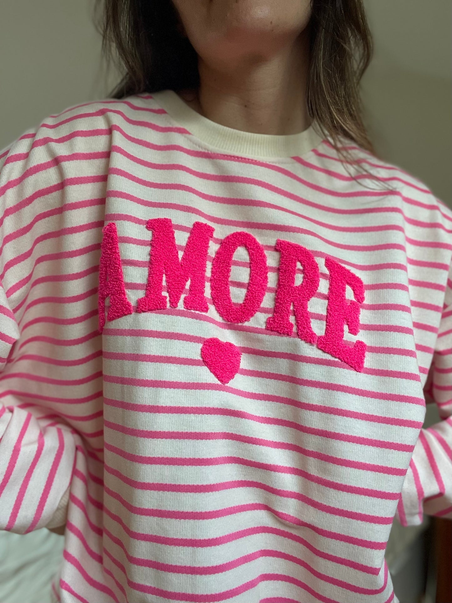 AMORE | Sweat de riscas com coração bordado