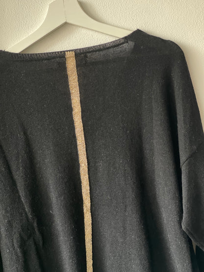 OLIVIA | V-neck knit with lurex stripe on the back