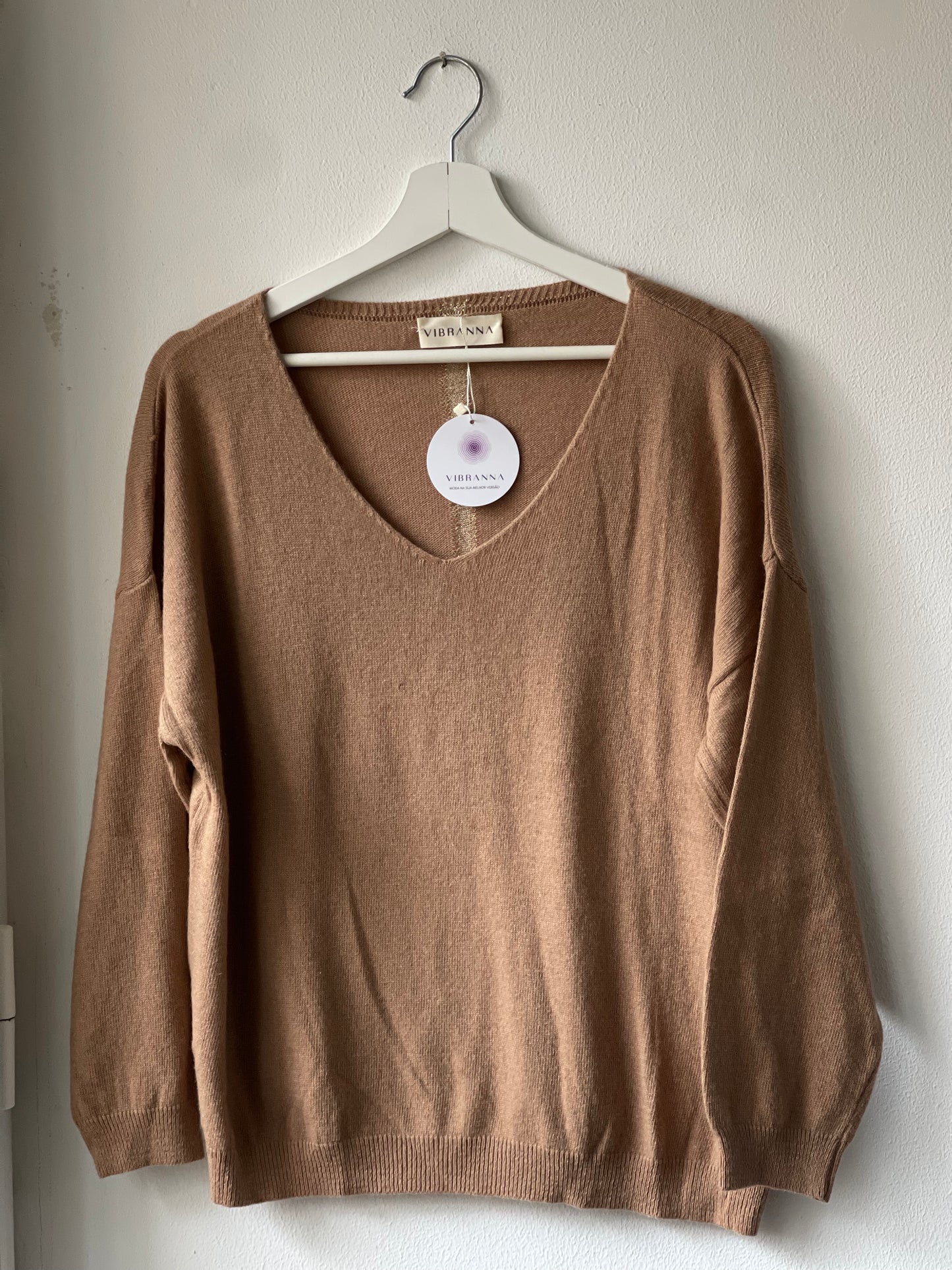 OLIVIA | V-neck knit with lurex stripe on the back