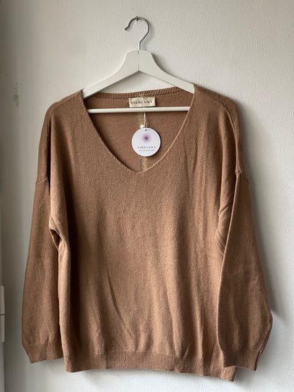 OLIVIA | V-neck knit with lurex stripe on the back
