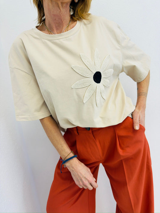 LÓTUS | T-shirt com flor aplicada