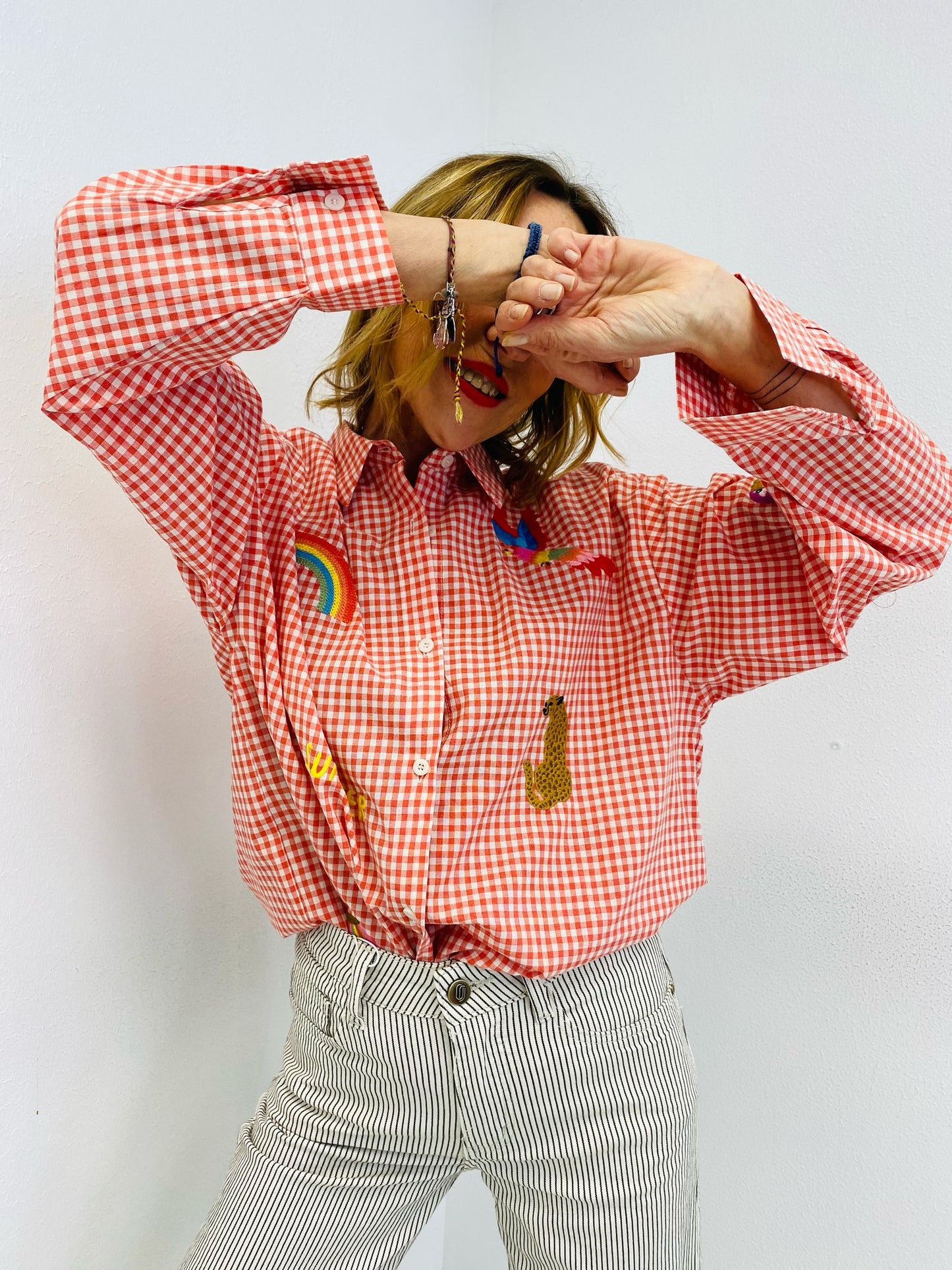 PARROT | Camisa quadrados com desenhos bordados
