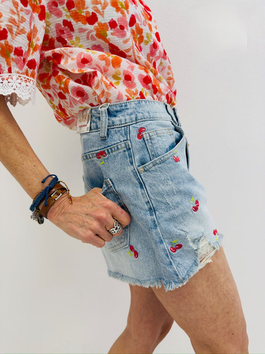 CHERRY LOVE | Shorts em ganga com cerejas bordadas