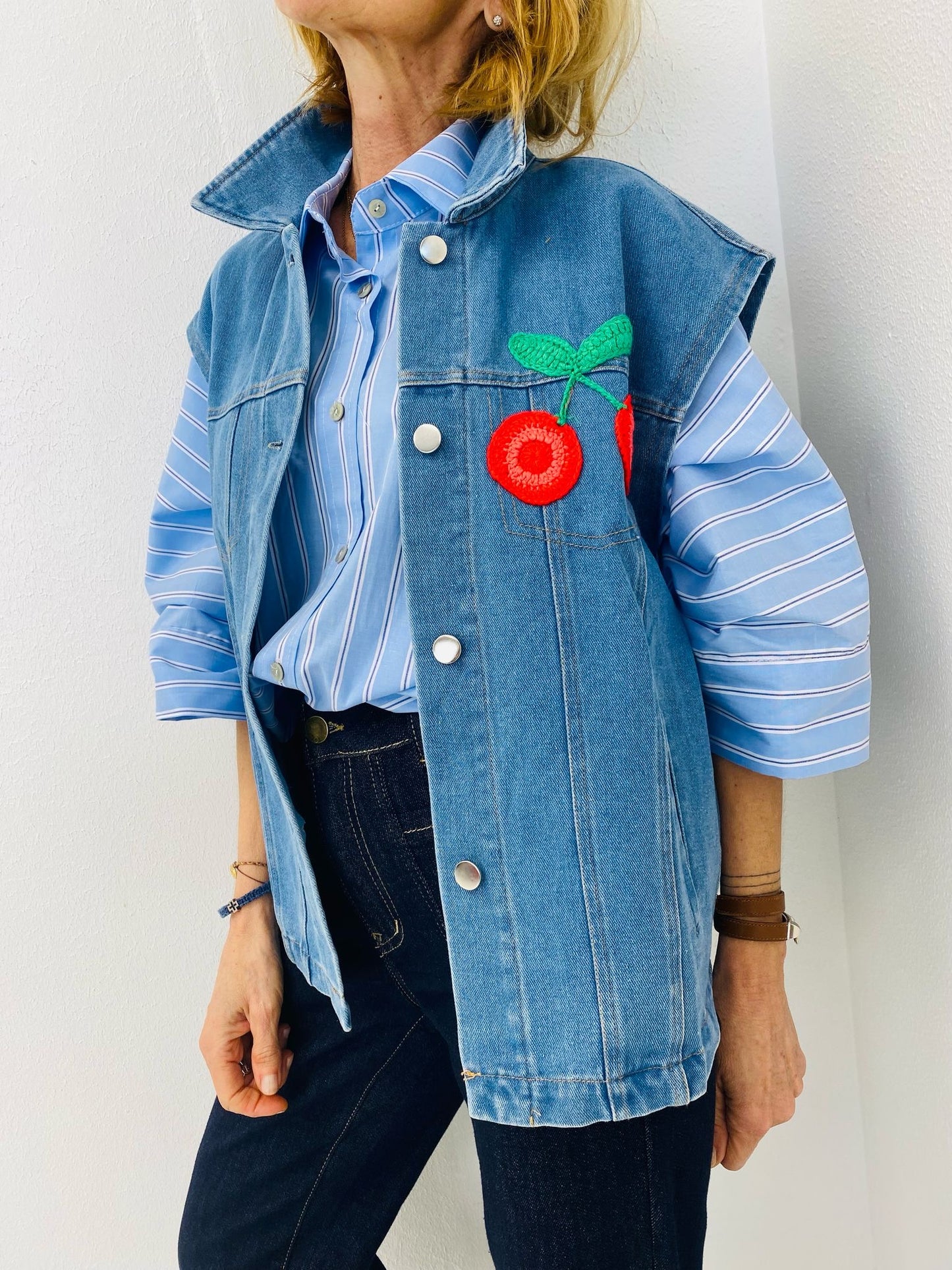 CHERRY BLOSSOM | Colete jeans com bordados coloridos