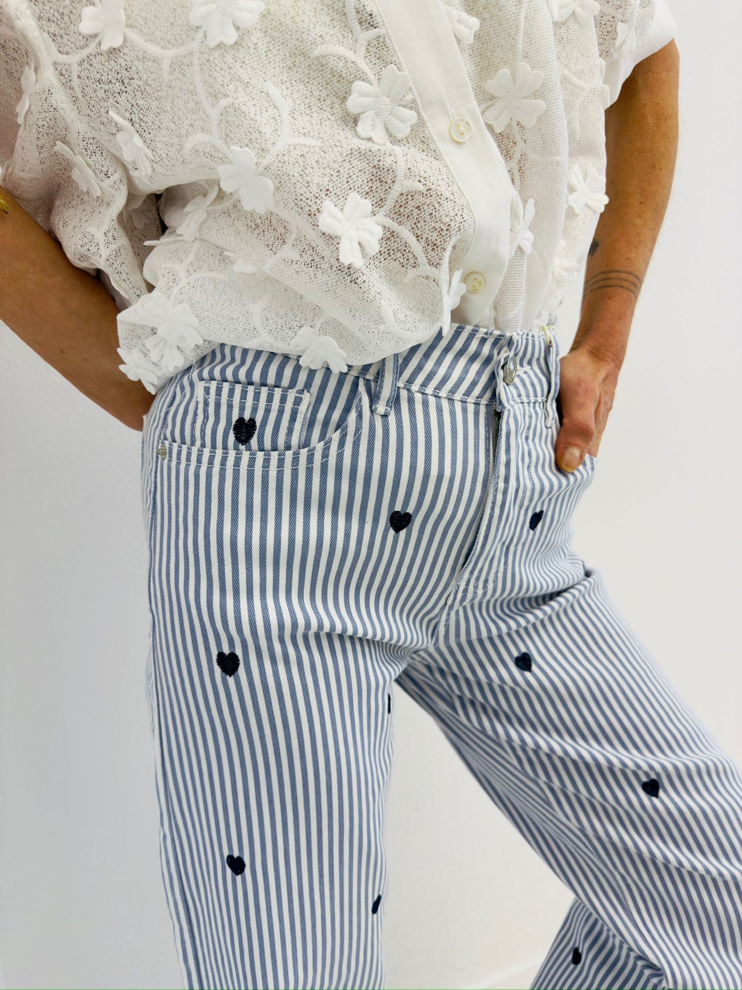 BLUE HEARTS | Jeans com riscas e corações bordados