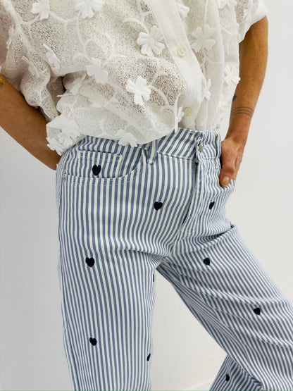 BLUE HEARTS | Jeans com riscas e corações bordados