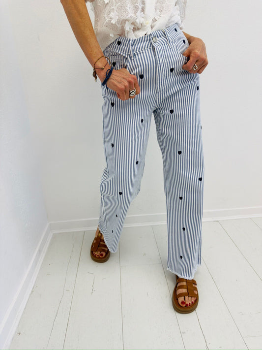 BLUE HEARTS | Jeans com riscas e corações bordados