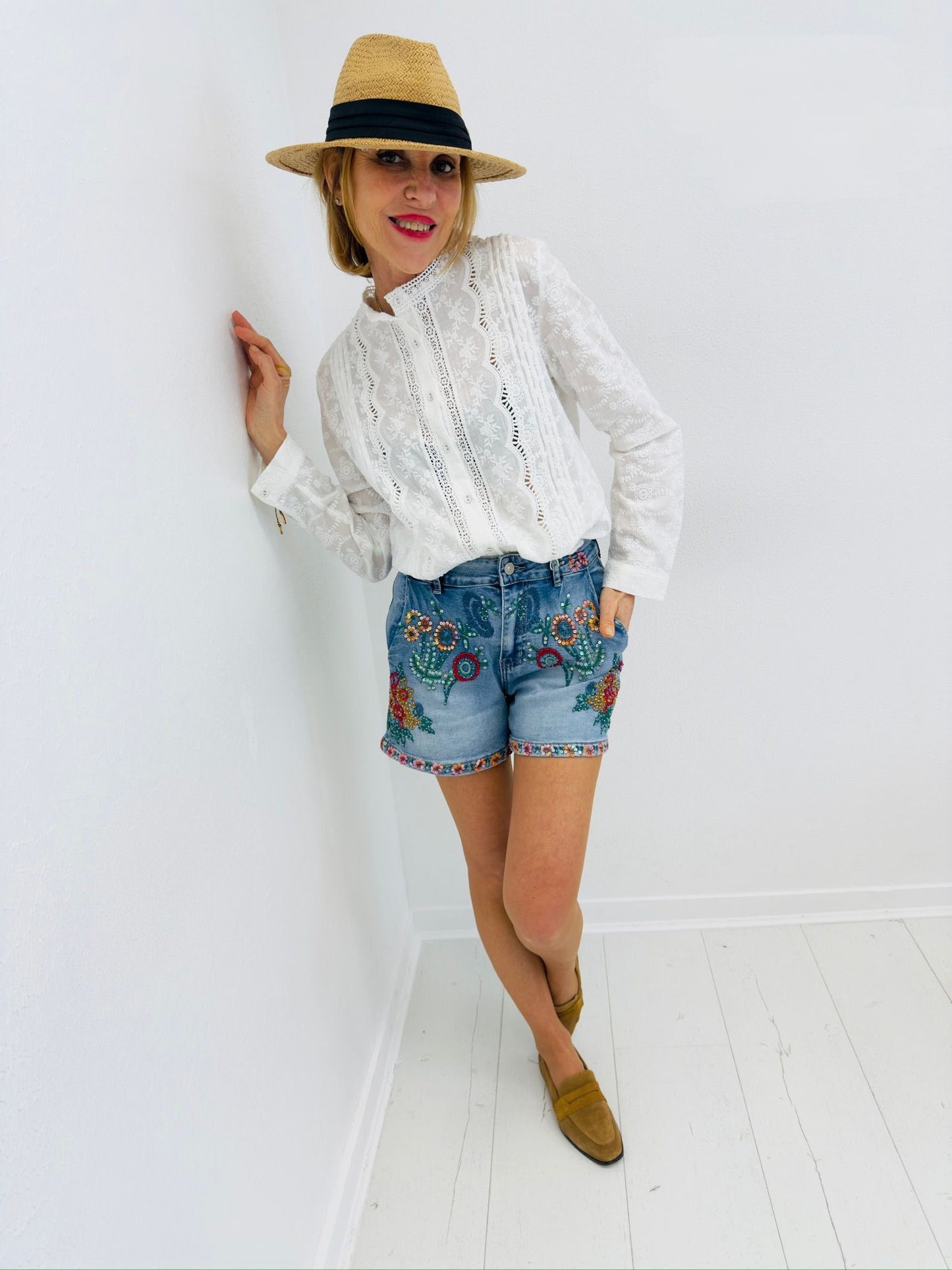 BOHO GARDEN | Calções jeans com flores e missangas bordadas