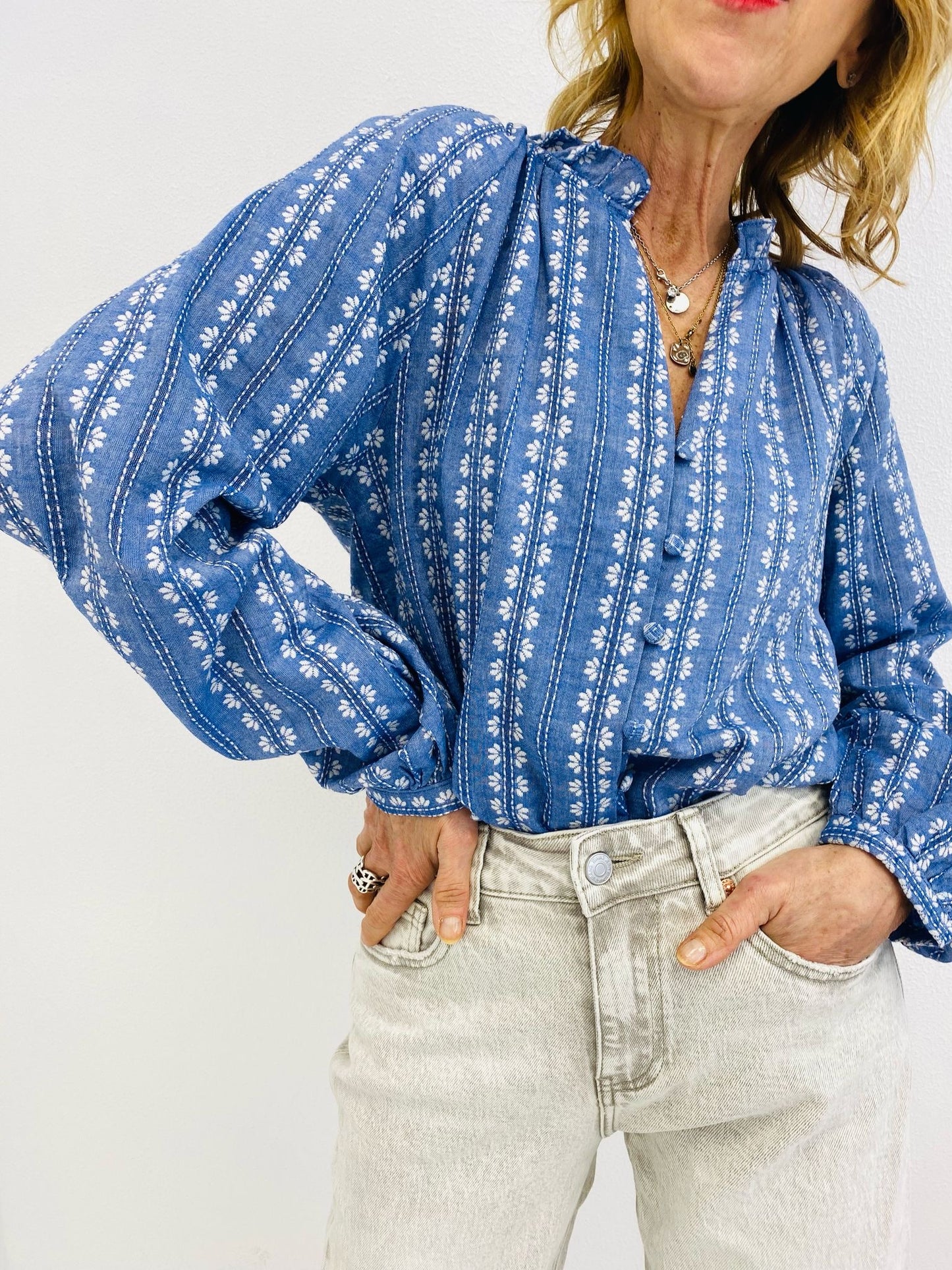 AUSTINE | Camisa com flores e bordados brancos