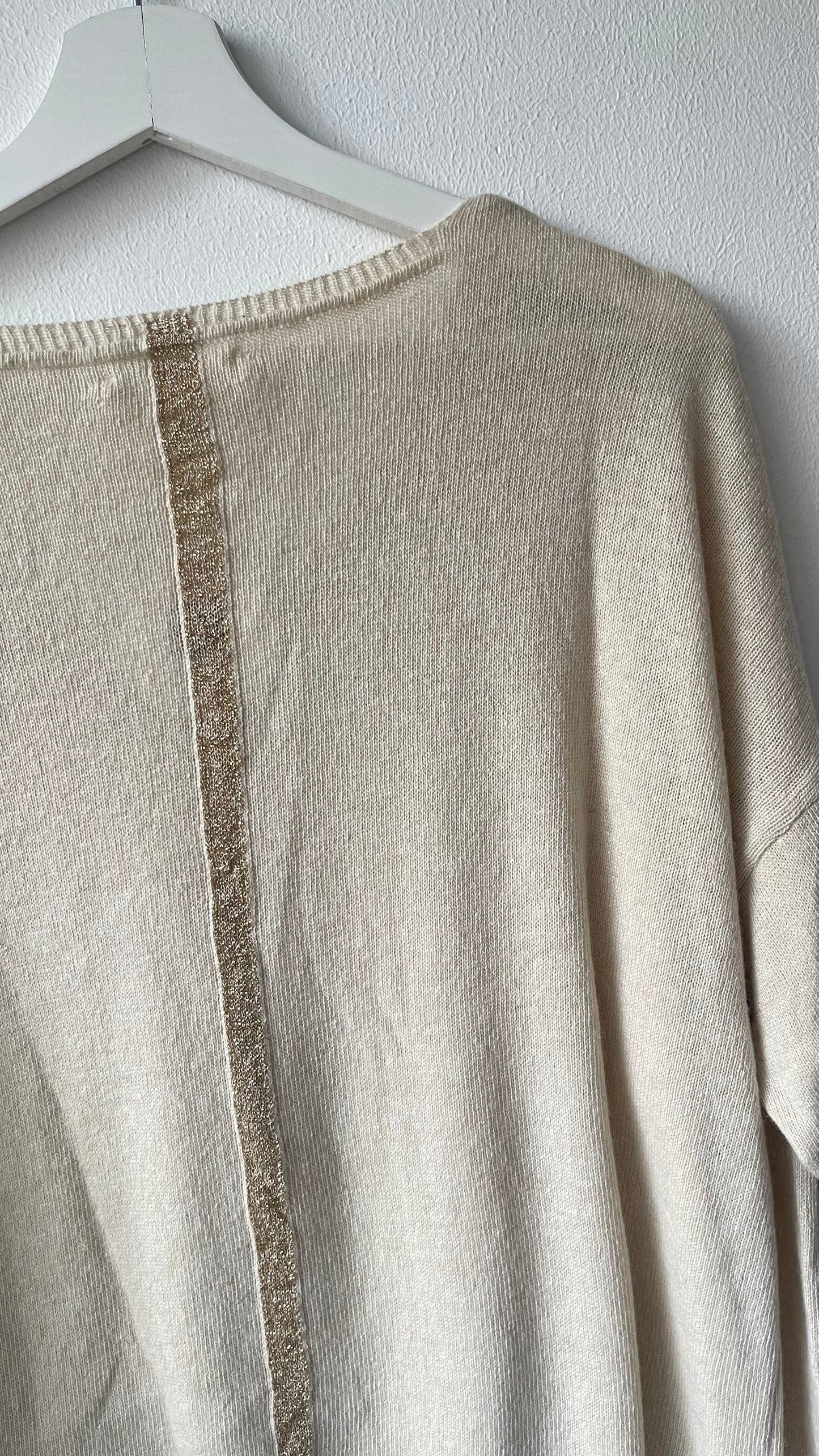 OLIVIA | V-neck knit with lurex stripe on the back