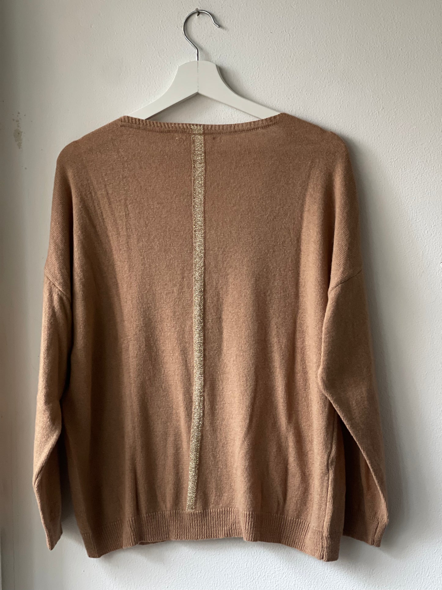 OLIVIA | V-neck knit with lurex stripe on the back