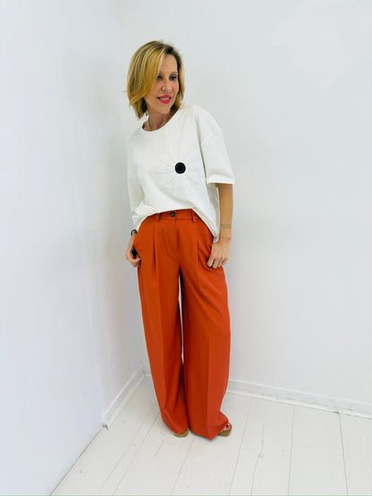 LÓTUS | T-shirt com flor aplicada
