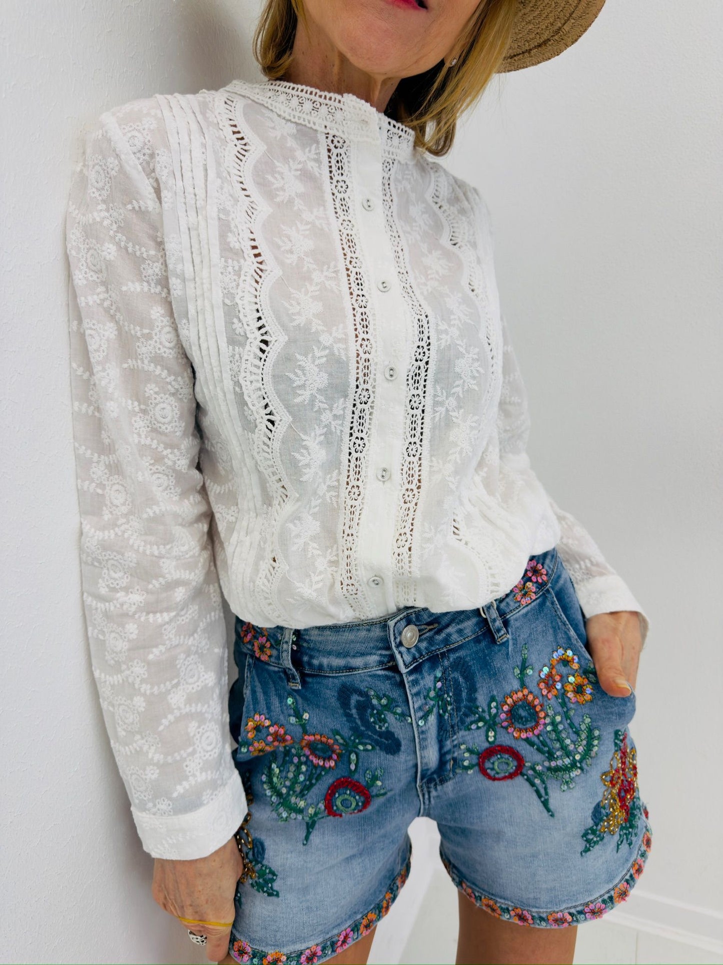 BOHO GARDEN | Calções jeans com flores e missangas bordadas