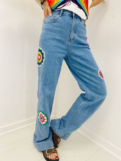 BOHO BLOOM | Jeans com aplicações de flores em croché