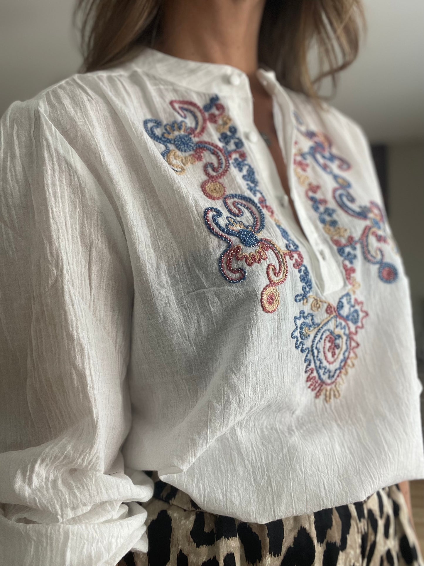 JOANNE| Shirt with colorful embroidery