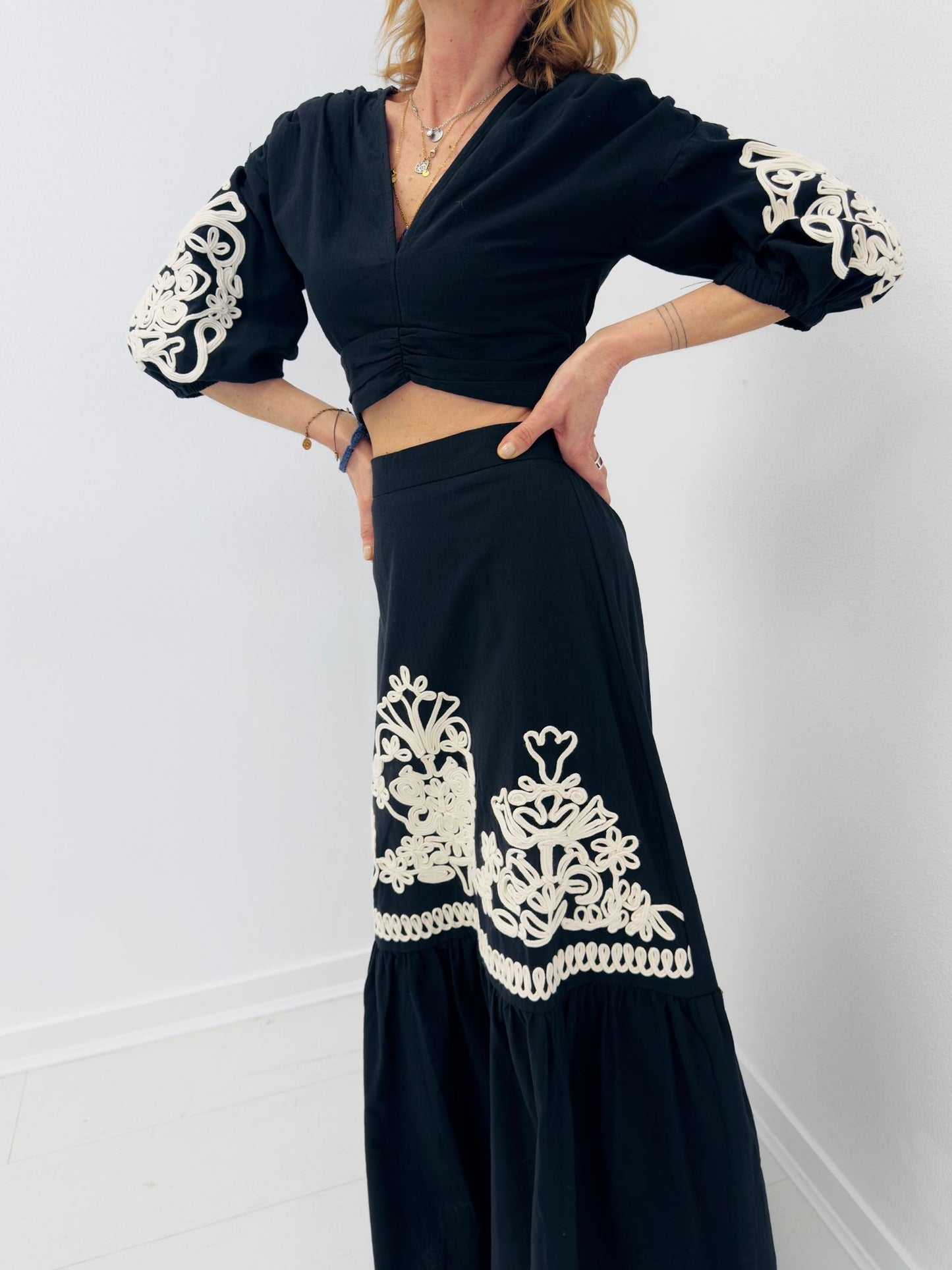 FREYA | Conjunto saia maxi e top com bordados