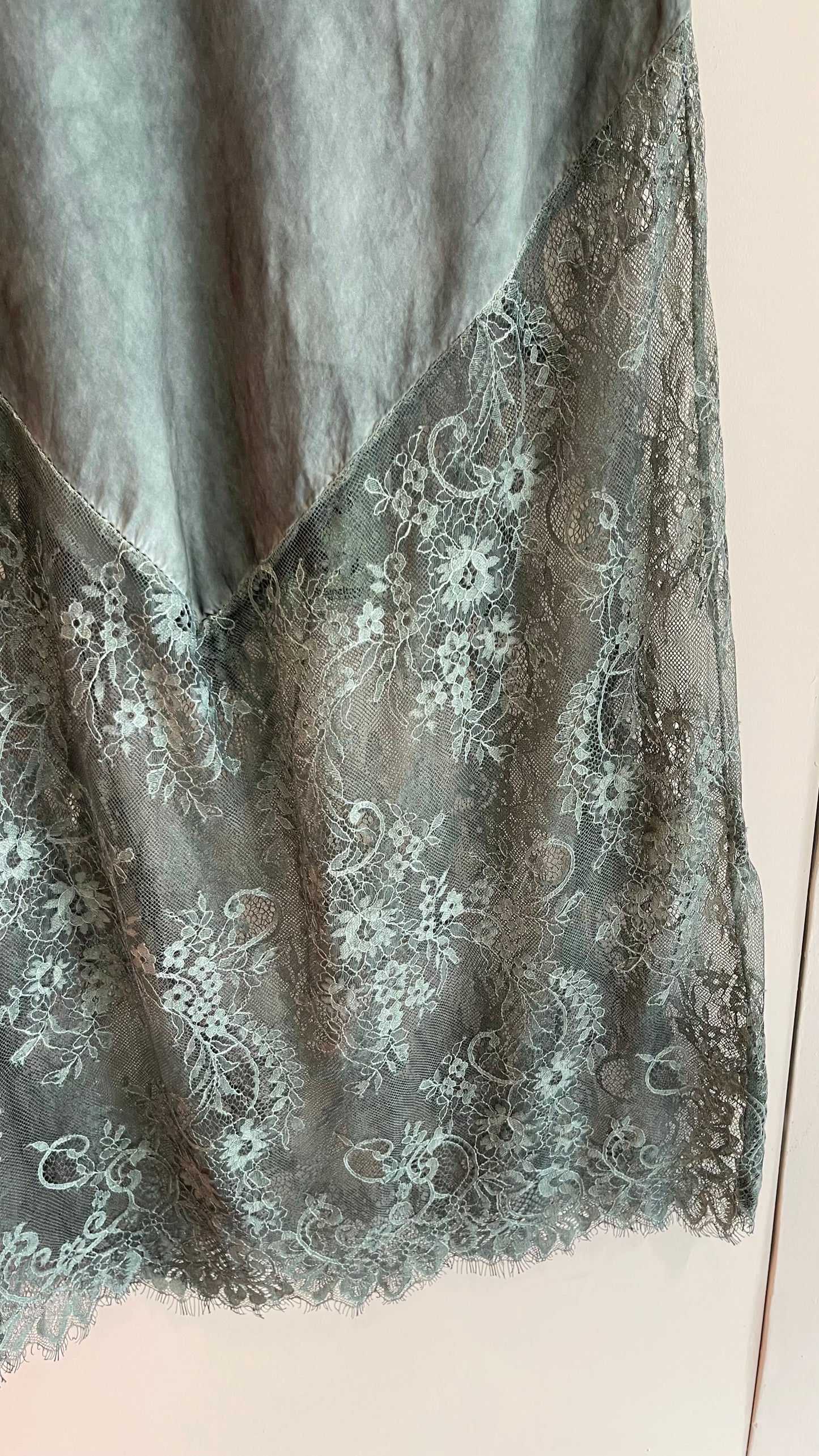ROSÁLIA | Satin skirt with lace