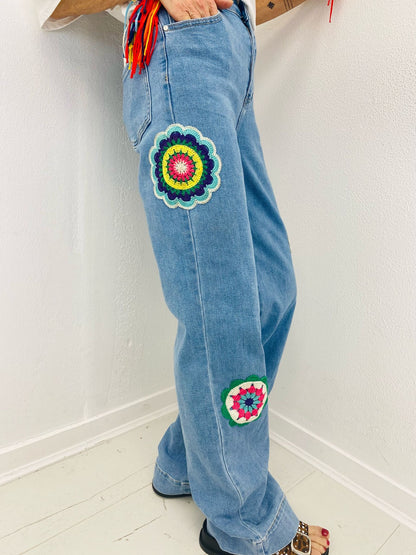 BOHO BLOOM | Jeans com aplicações de flores em croché