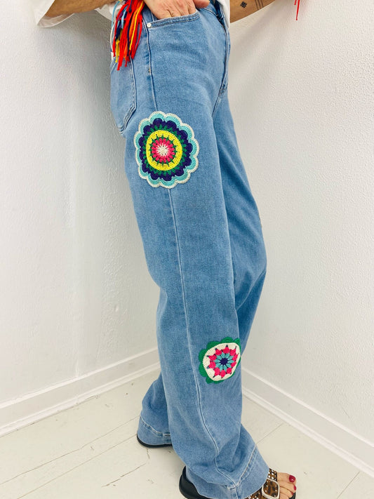 BOHO BLOOM | Jeans com aplicações de flores em croché