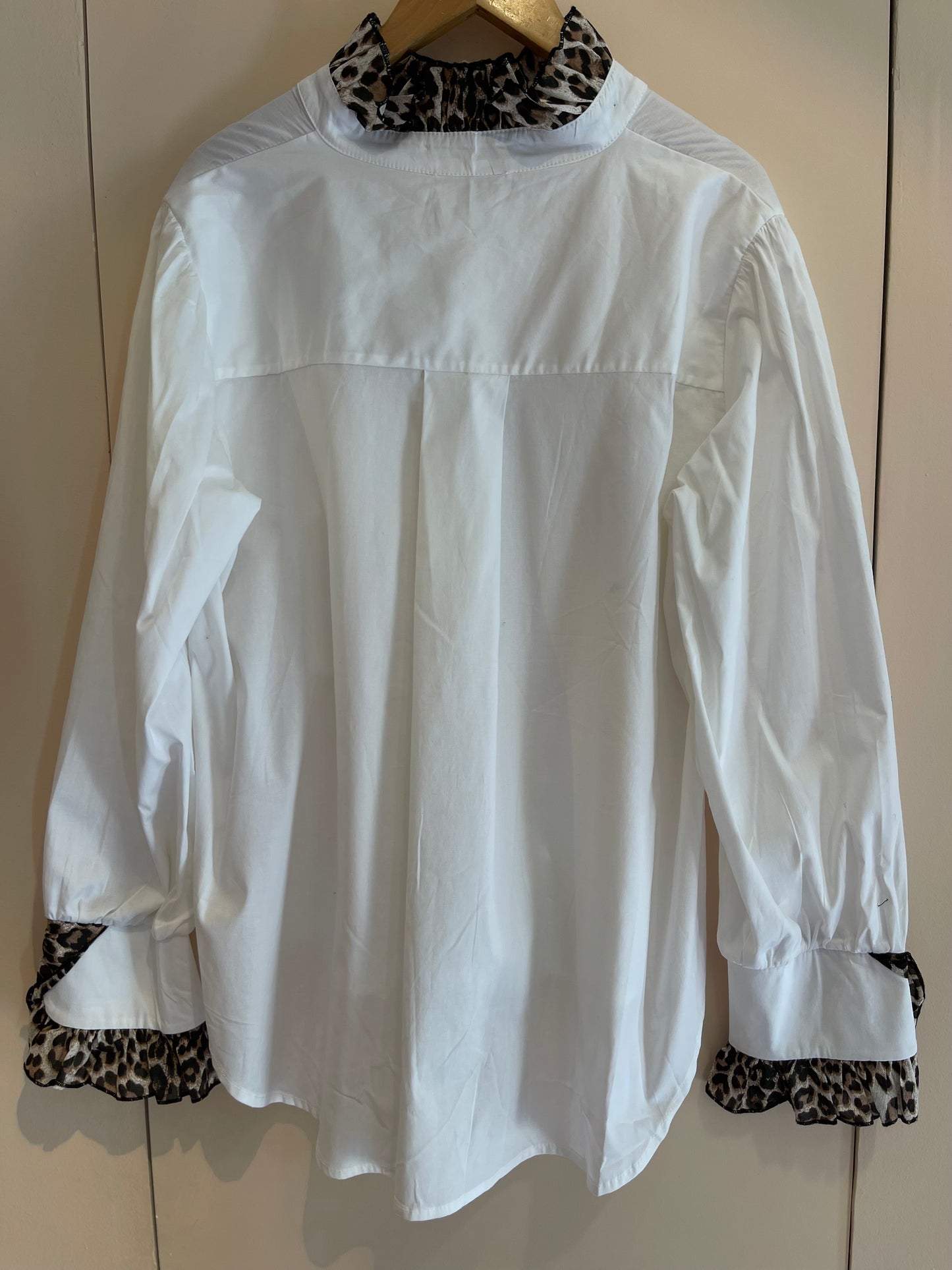 SAVAGE WHITE | Camisa branca com leopardo
