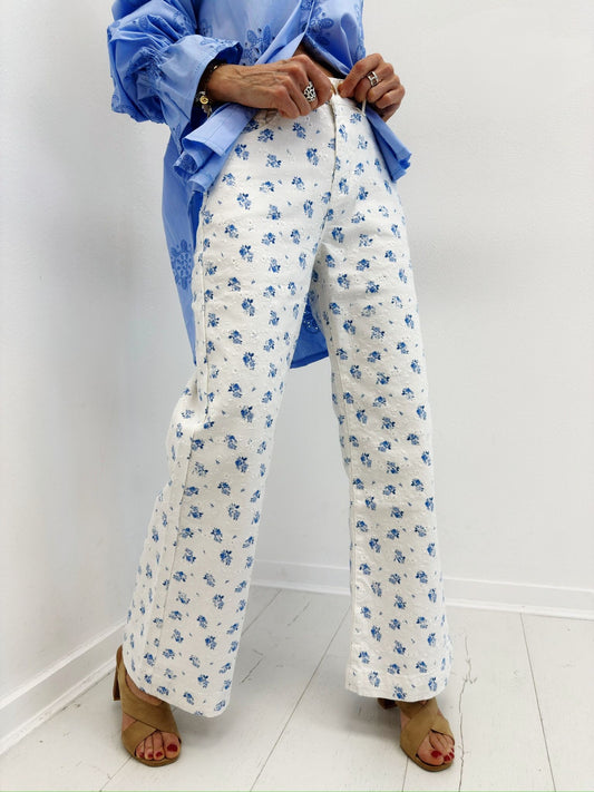SPRING BLOSSOM | Jeans com flores bordadas