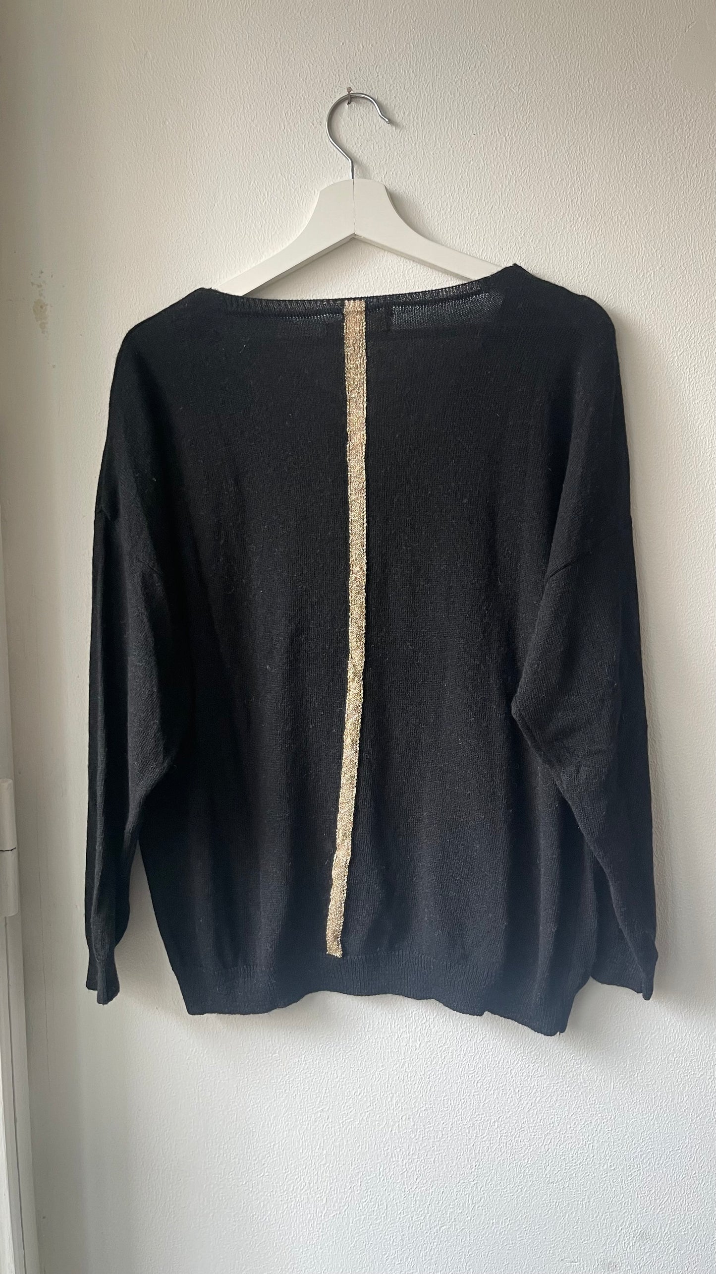 OLIVIA | V-neck knit with lurex stripe on the back