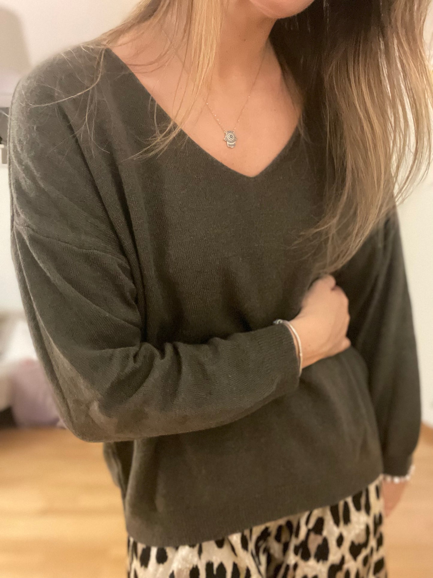 OLIVIA | V-neck knit with lurex stripe on the back