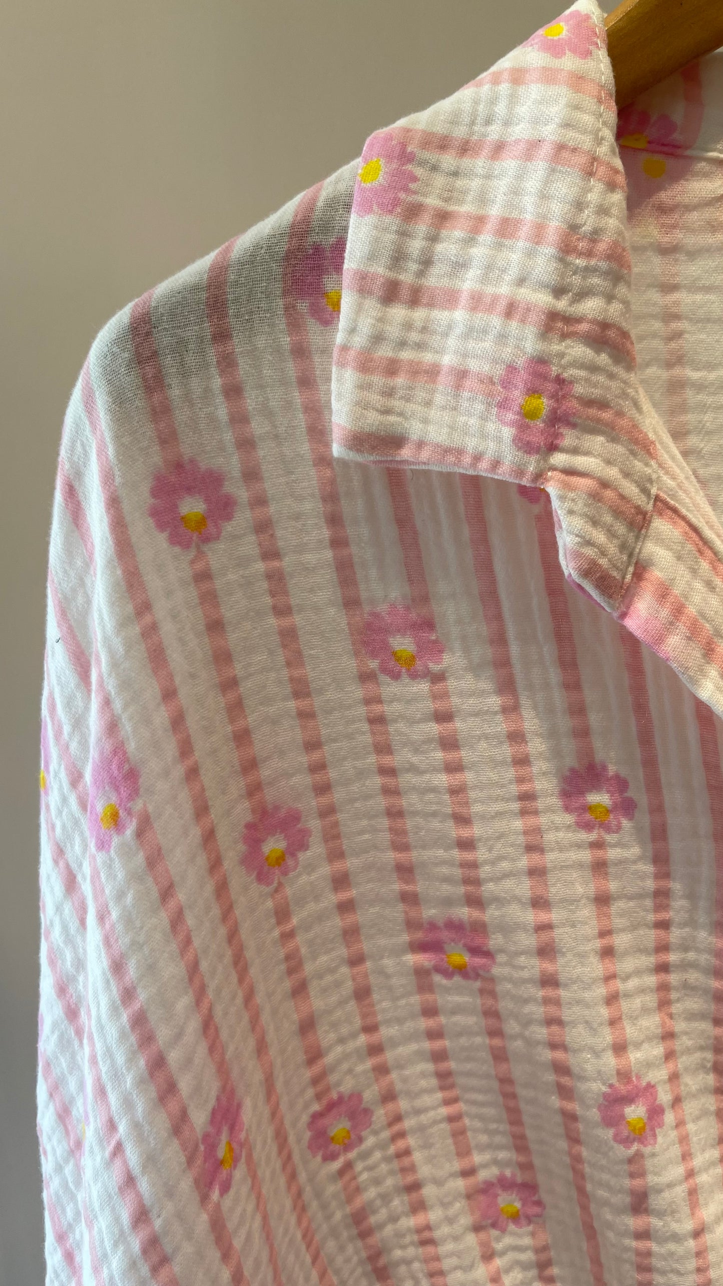 MARGARIDAS | Camisa de manga curta com flores bordadas e riscas